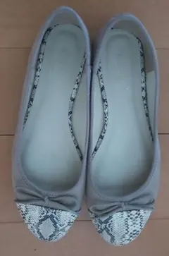 グレージュ フラットシューズ スエード調