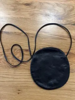 黒い円形ショルダーバッグ