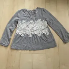 axes femme 長袖セーター風　プルオーバー　グレー レース