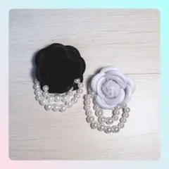 フェルト製花ブローチ（黒・白）