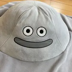 勇者をダメにするラグ　はぐれメタルドラクエ 寝転がってほしそうにこちらを見ている。「ドラクエ」より