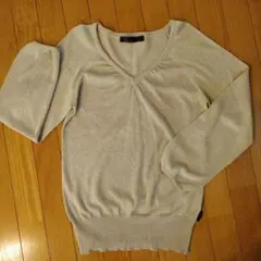 イーハイフンワールドギャラリー　ゴールドラメ Vネックニット 長袖