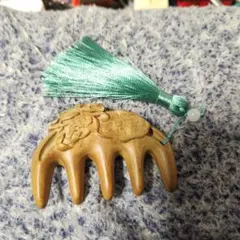 艶々髪に木のくし