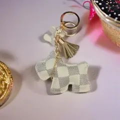 【バッグチャーム　犬】キーホルダー　ホワイト　白　市松模様　チェック　タッセル