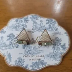 三角形パール風ピアス