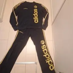 adidas トレーナー・スウェット 黒 ゴールド上下