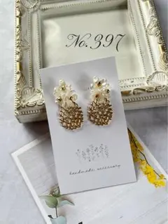 No.397 ホワイトフラワー＊ゴールド透かしドロップのノンホールピアス/ピアス