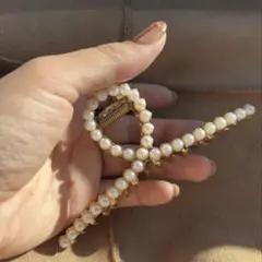 パール装飾の大きめヘアクリップ