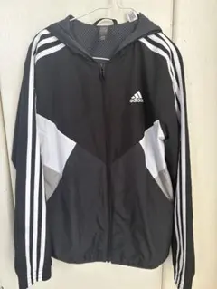 adidasウインドブレーカー　130㎝