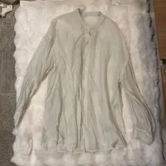 薄い緑色の長袖シャツ