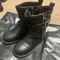 黒いジッパーブーツ