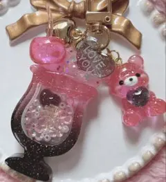 レジンキーホルダー　シェイカー　シャカシャカ　パフェ　ピンク×黒