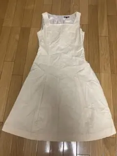 ノースリーブ ベージュワンピース