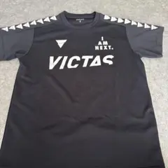 VICTAS ブラック Tシャツ I AM NEXT.