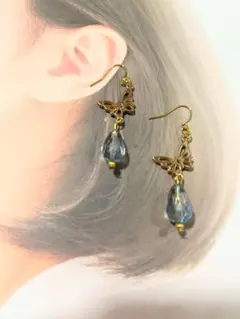 ハンドメイド 蝶のコネクターと青の染めビーズピアス