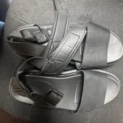 ブラック クロスストラップサンダル