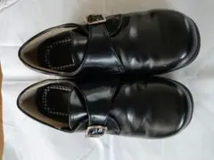 黒いストラップ付きフォーマルシューズ