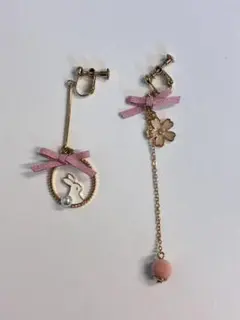 うさぎと桜のアシンメトリーイヤリング ピンクのサムネイル