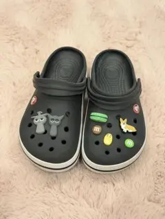crocs 黒 サンダル 動物モチーフ