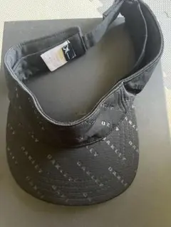 【OAKLEY】オークリー ロゴ総柄 サンバイザー キャップ（ブラック）