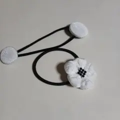 ホワイト花モチーフヘアゴム