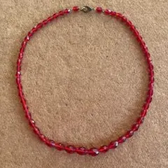 赤いビーズの二重巻きネックレス