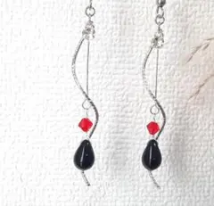 ブラックのチェコドロップのウェーブピアス　シルバーカラー