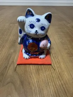 招き猫　貯金箱　置物　座布団付き