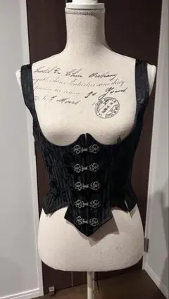 黒いフラワーパターンビスチェ