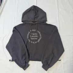 ダークグレー クロップドフーディ メッセージプリント　L トレーナー