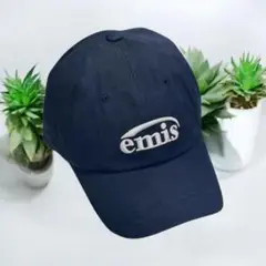 ネイビーのemisベースボールキャップ、刺繍ロゴ付き