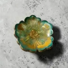 花型 青と金の皿