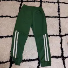 ベージュ長ズボンとグリーンジョガーパンツセット