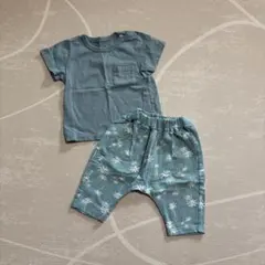 青いポケット付きTシャツと花柄パンツセット