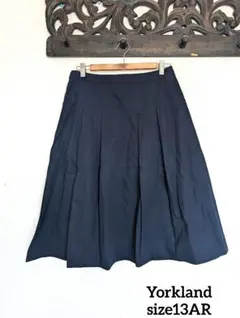 美品 Yorkland ヨークランド タックプリーツフレアスカート 紺 13ARのサムネイル