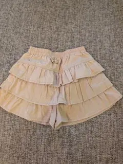 フリル付きベージュハーフパンツ