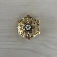 花模様の金色ブローチ