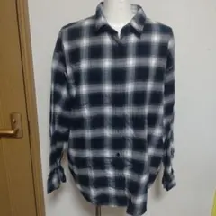 ネイビーとホワイトのチェック柄長袖シャツ