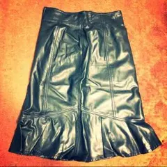 タイトめのレザースカート