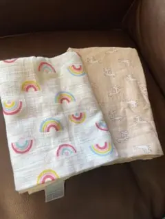 虹とラマのデザインおくるみ2枚セット