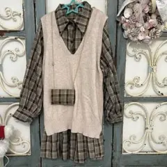 ベージュVネックニットとチェックシャツセットアップ