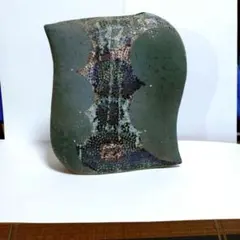独特な曲線の陶器作品