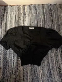 黒 バルーンスリーブ 半袖トップス