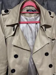 ベージュ ダブルブレスト トレンチコート