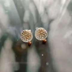ガラスと淡水パールのハンドメイドピアス　花柄透かしデザイン