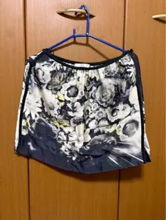 PRADA 花柄ショートパンツ 40のサムネイル