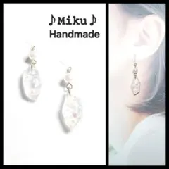 No.228-A　ホログラムとパール☆ホワイト☆レジン☆ピアス・イヤリング