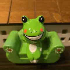 カエルの木製の置物 約8cm