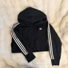 adidas ブラック クロップドパーカー