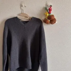UNIQLOの3DスフレヤーンVネックセーター　ダークグレー　UNIQLO S